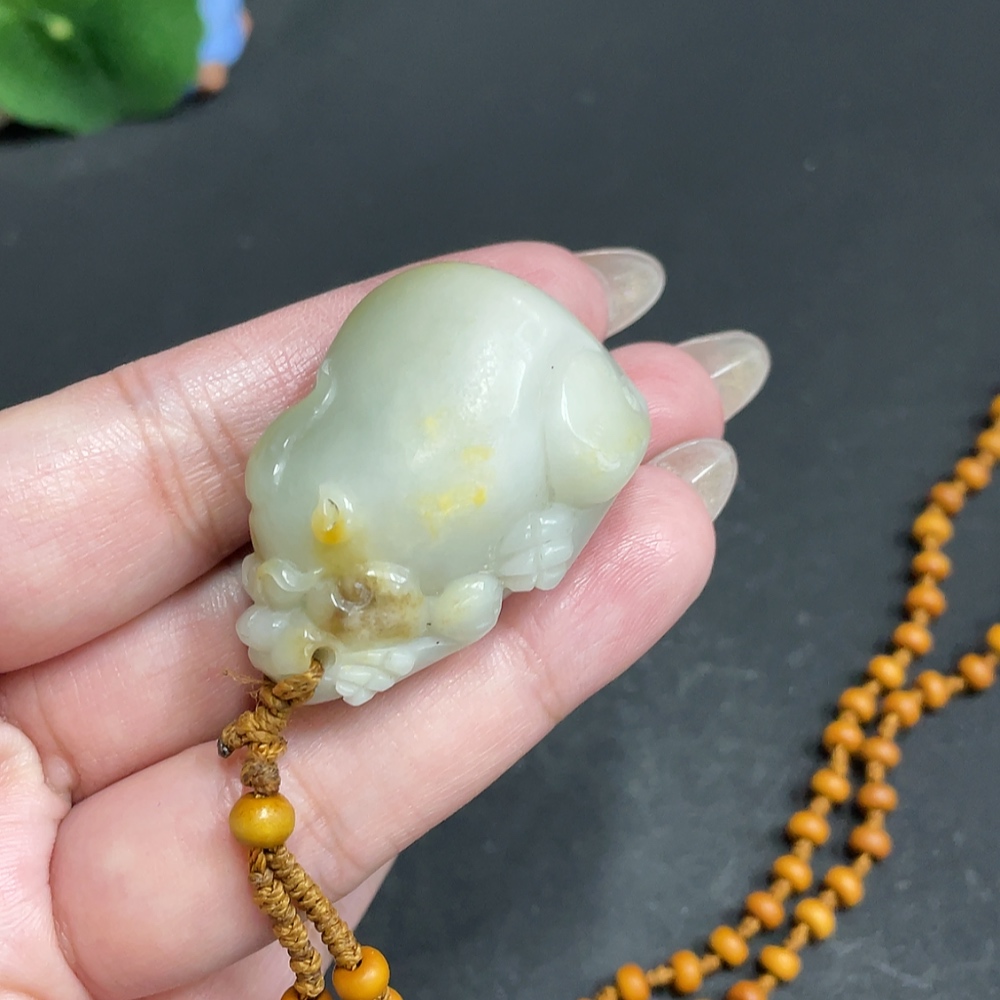 H30464445 Hetian Jade Pendant Auspicious Beast Undetermined Skin Color Formation Contains Other Mineral Components Total Weight Approx. [Including Chain] 39.3g