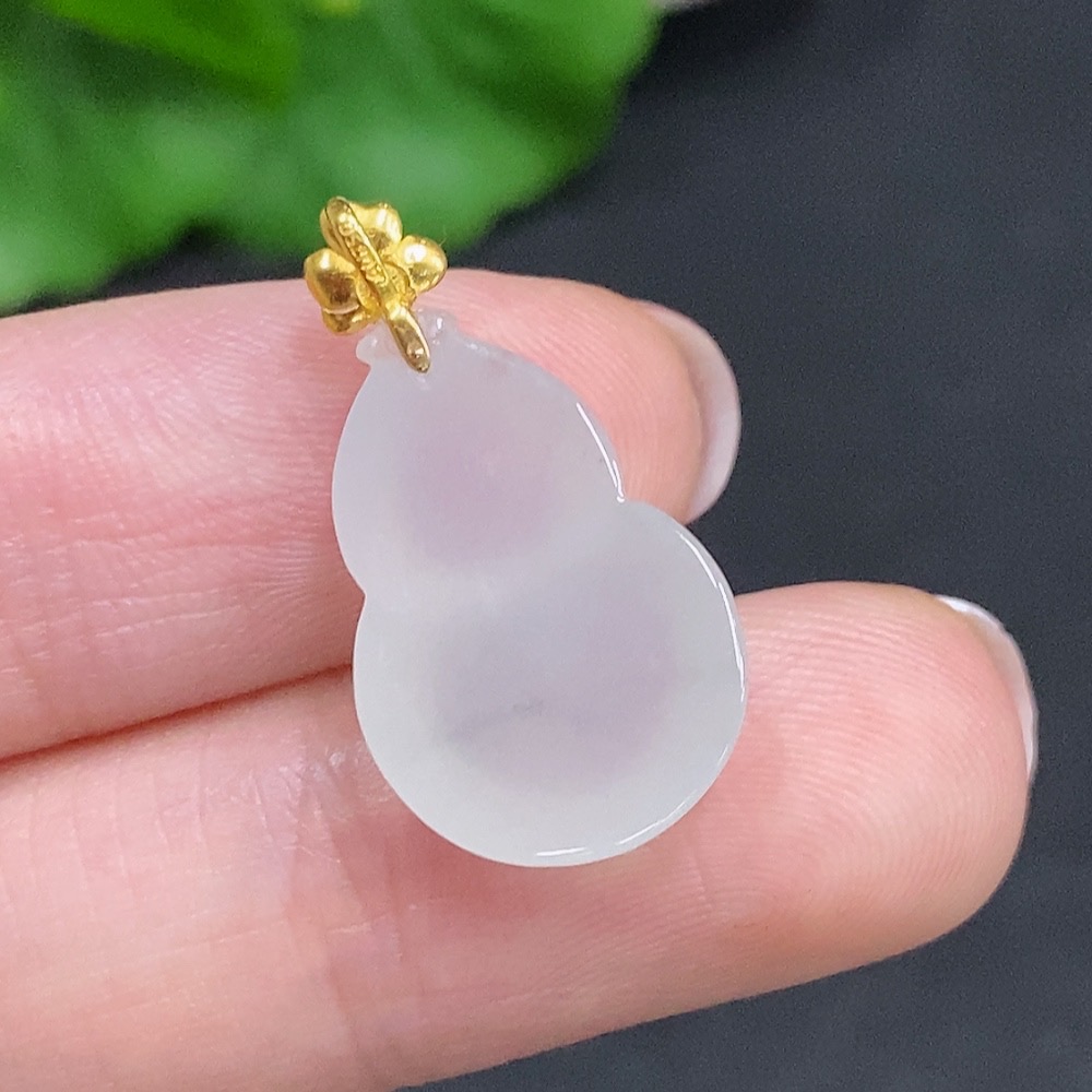 F34967712 Jadeite Gourd Pendant with 18k Gold Clasp, Total Weight Approximately 2g
