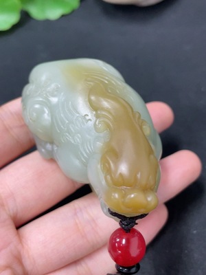 H46574712 和田玉手把件  瑞兽   货品总重约（含绳）103.6g