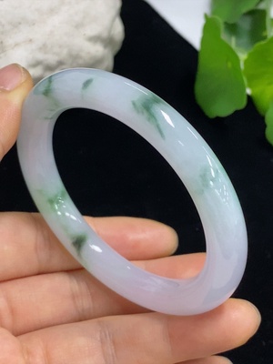 F43126847 翡翠圆条手镯 含其他矿物成分 修补 货品总重约43.4g  圈口53.2
