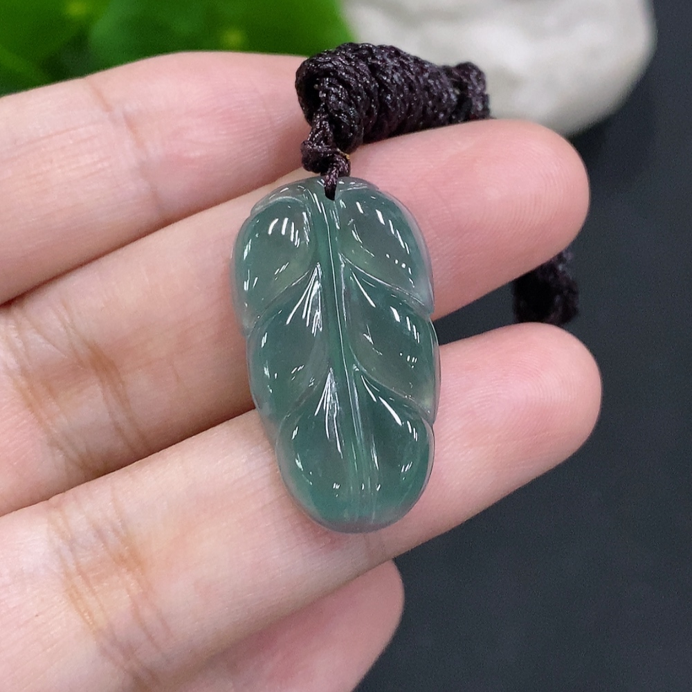 F34022926 Jadeite leaf pendant, total weight including cord approximately 4.1g