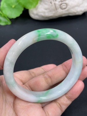 F42953296 翡翠正圈手镯 圈口58mm 货品总约重56.14g（修补）