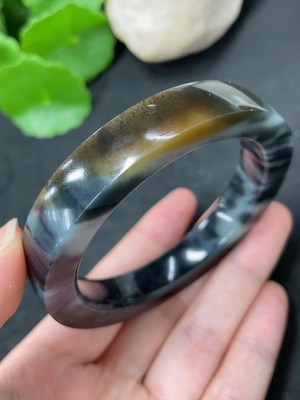 H41904929 和田玉正圈手镯 圈口55      货品总重约60.5g