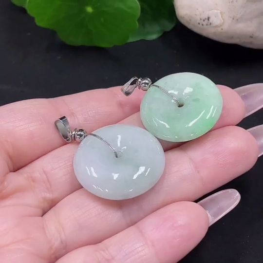 F34069648 Jadeite Peace Knot Pendant Non-Gold Inlaid