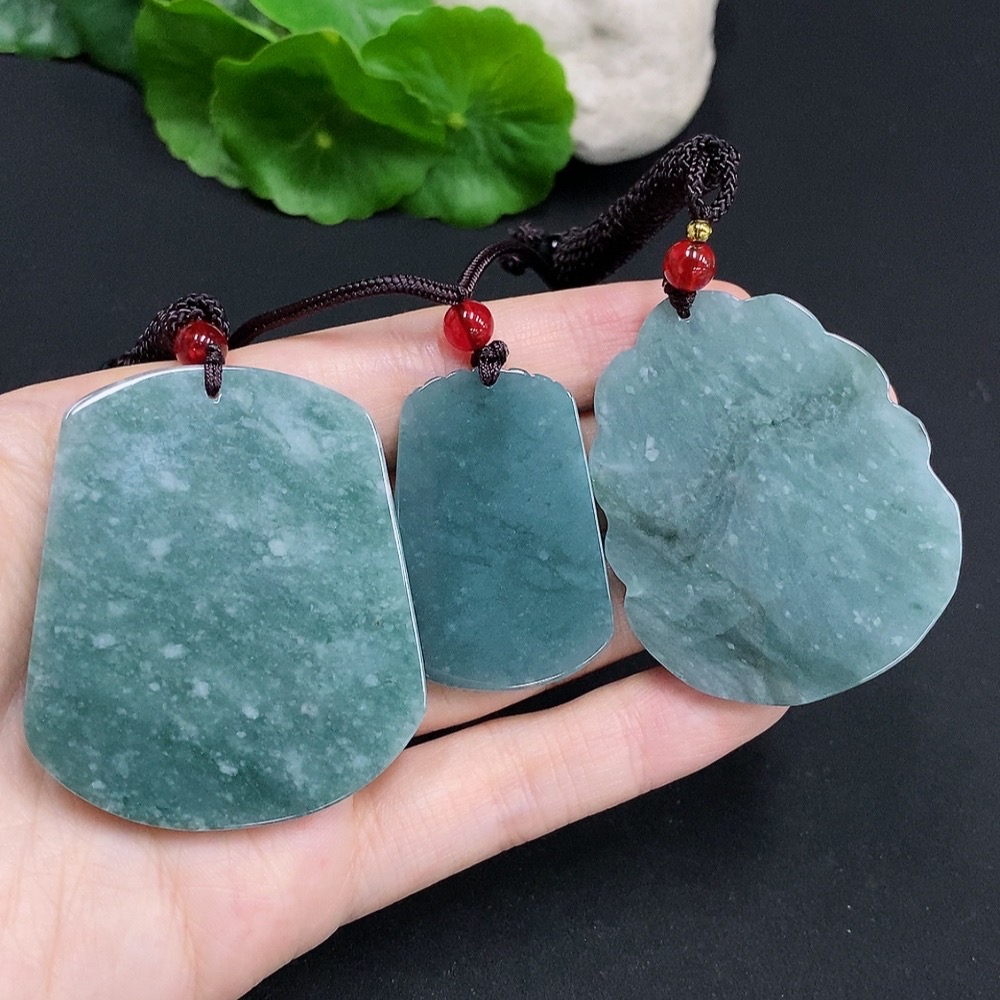 F30555576 Jadeite Pendant with Non-Jadeite Beads