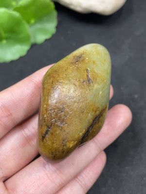 H37389513 和田玉 皮色成因未定  含其他矿物成分 货品总重约83.9g