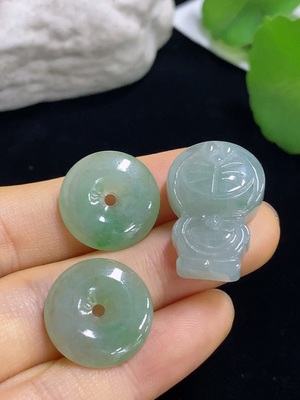 F46564232 翡翠挂件一手走