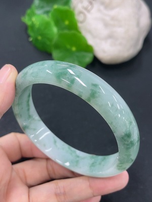 F46569047 翡翠正圈手镯 圈口58mm 货品总约重52.63g