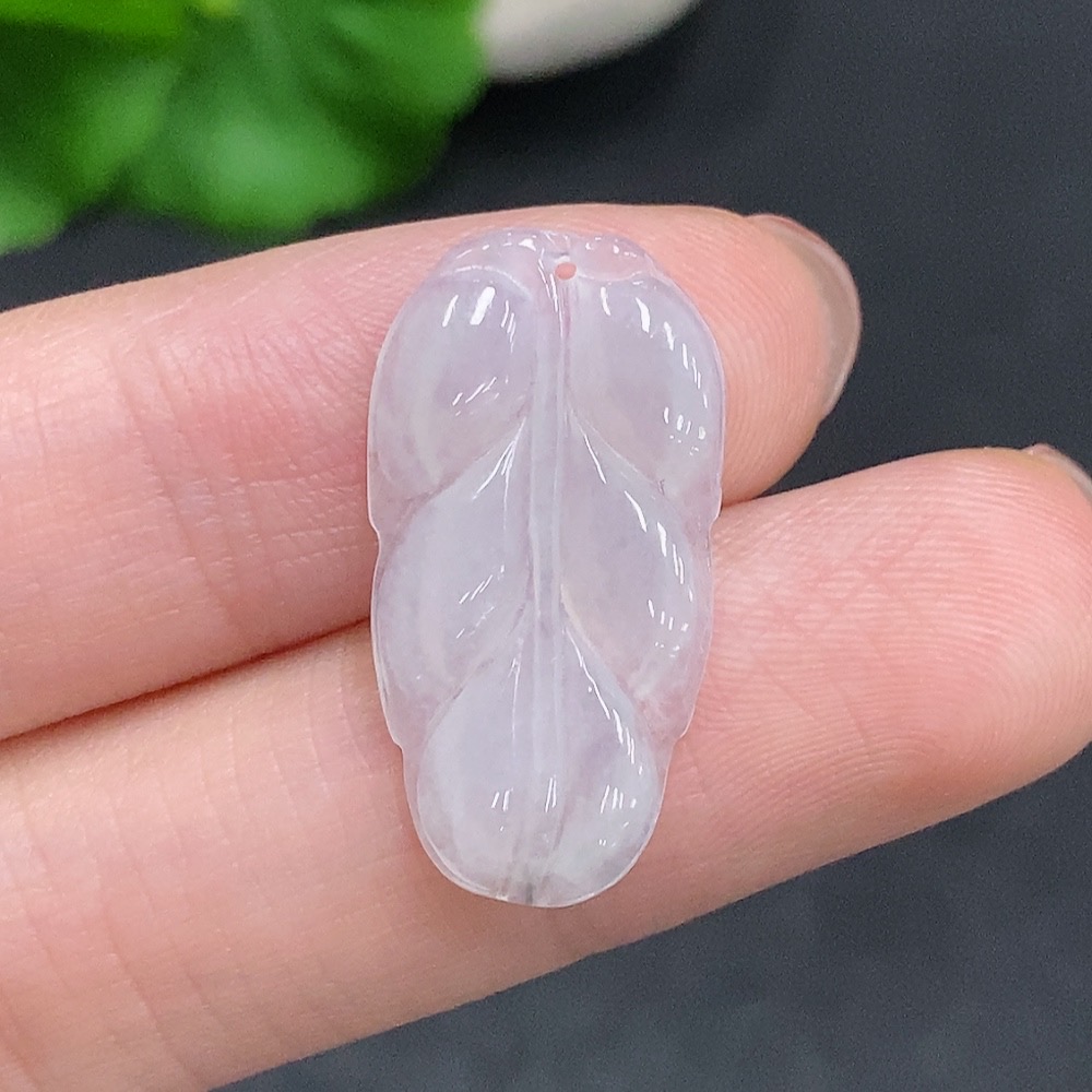 F35078241 Jadeite leaf pendant, total weight approximately 1.4g
