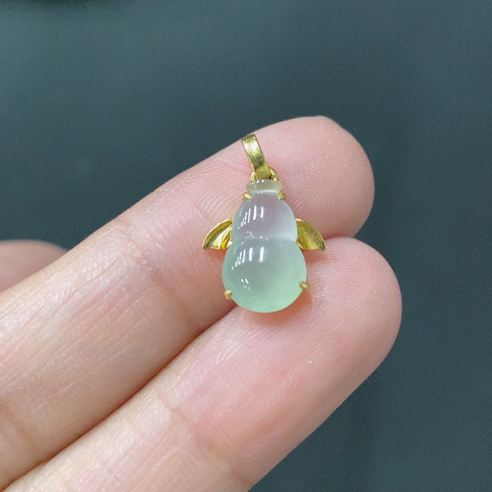 F24700922 Jadeite inlaid calabash pendant 18k gold inlaid total weight approx. 0.91g