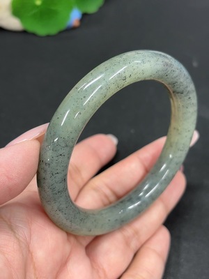 H46521369 和田玉圆条手镯 圈口57.3 货品总重约57.1g