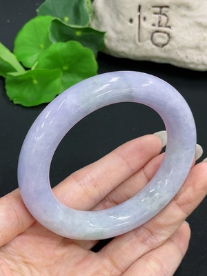 F42970077 翡翠圆条手镯 含有色抛光粉 货品总重约90.7g 圈口55.8