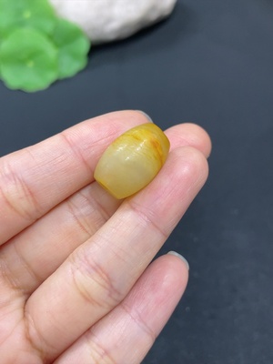 H41908822 岫玉（蛇纹石玉）珠子    货品总重约4.2g   皮色成因未定