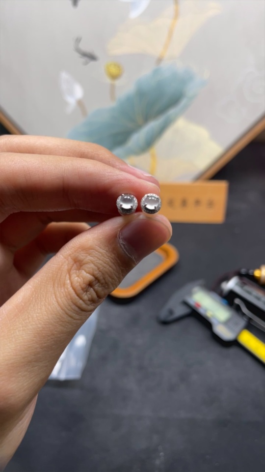 F27116842 Jadeite Earrings with 18k Gold Setting, Total Weight Approximately 1g