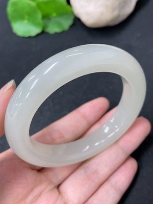 H46574900 和田玉正圈手镯 圈口55.7     货品总重约65g