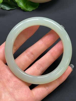 H46530063 和田玉正圈手镯 圈口59.5mm 总重约60.4g