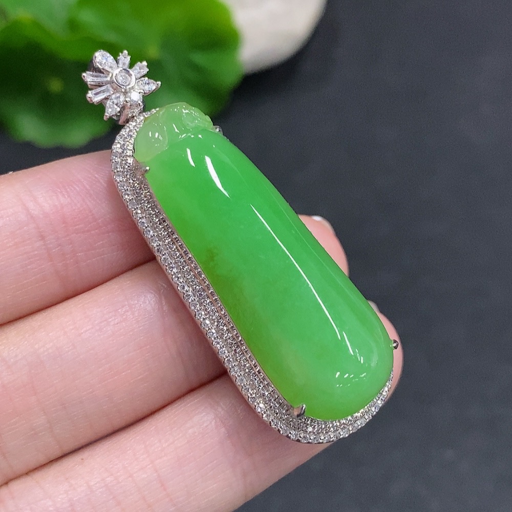 F34034787 Jadeite Auspicious Melon Pendant with 18K Gold Setting, Total Weight Approx. 15.1g (Diamond Accents)