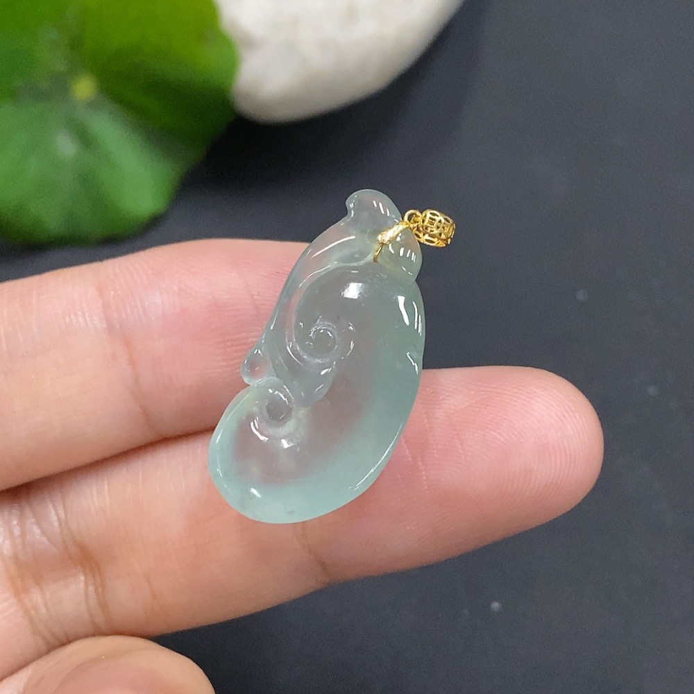 F19094840 Jadeite Ruyi Pendant with 18K Gold Clasp, Total Weight 3.848g