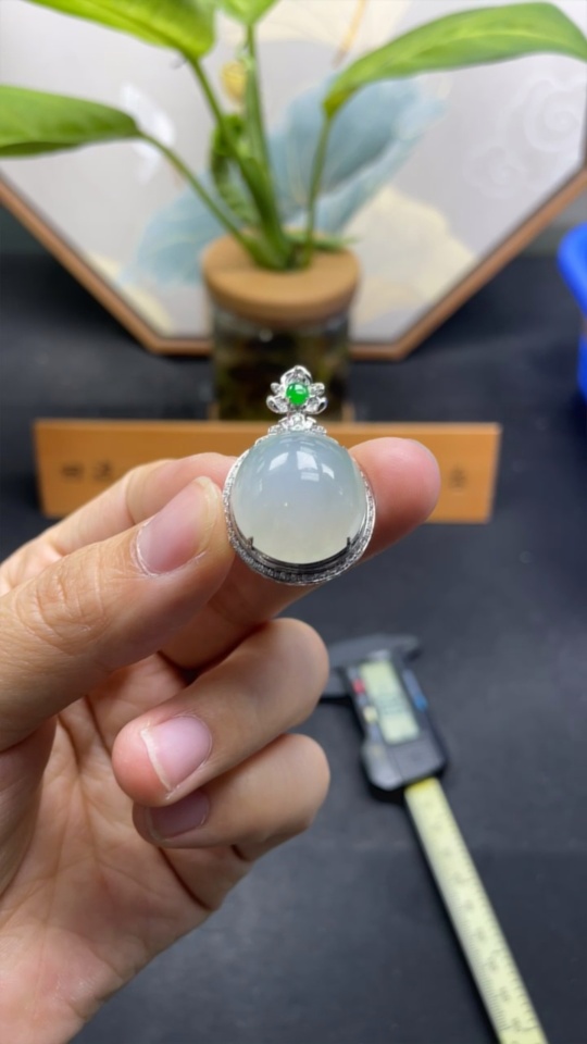 F34025286 Jadeite Cabochon Inlaid Pendant 18k Gold with Non-Gold Components Total Weight Approx. 8.3g (Excluding Cord)