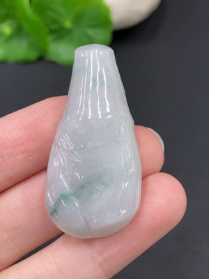 F25892807 翡翠节节高深挂件 货品总重量约13.1克