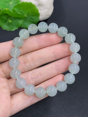 F41925914 翡翠手串 货品总重量约32.3克 卡9.9mm左右
