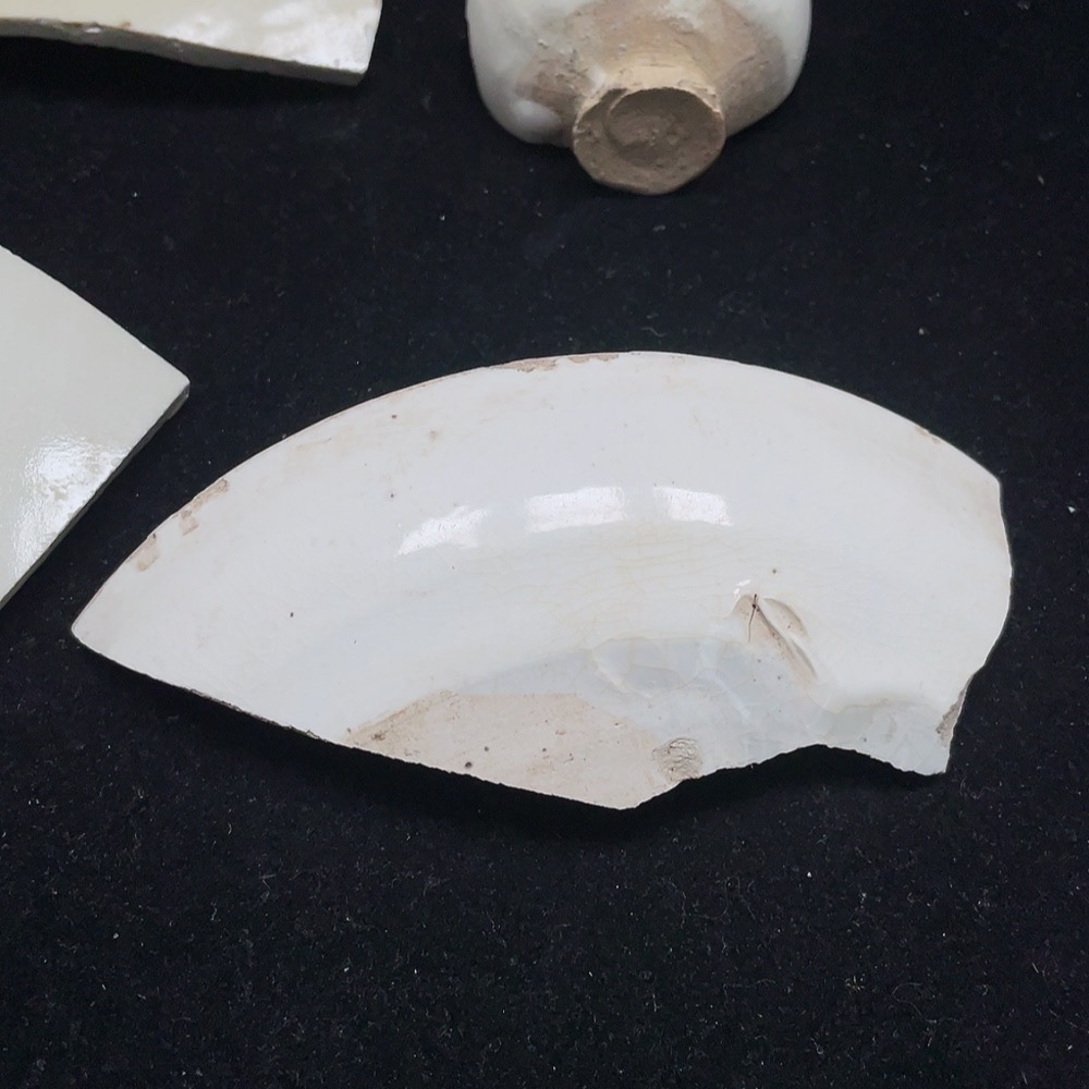 W25911822 A set of white-glazed ceramic shards (actual size as per the item)