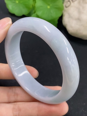 F46549361 翡翠正圈手镯  货品总重约66.8g  圈口57.8