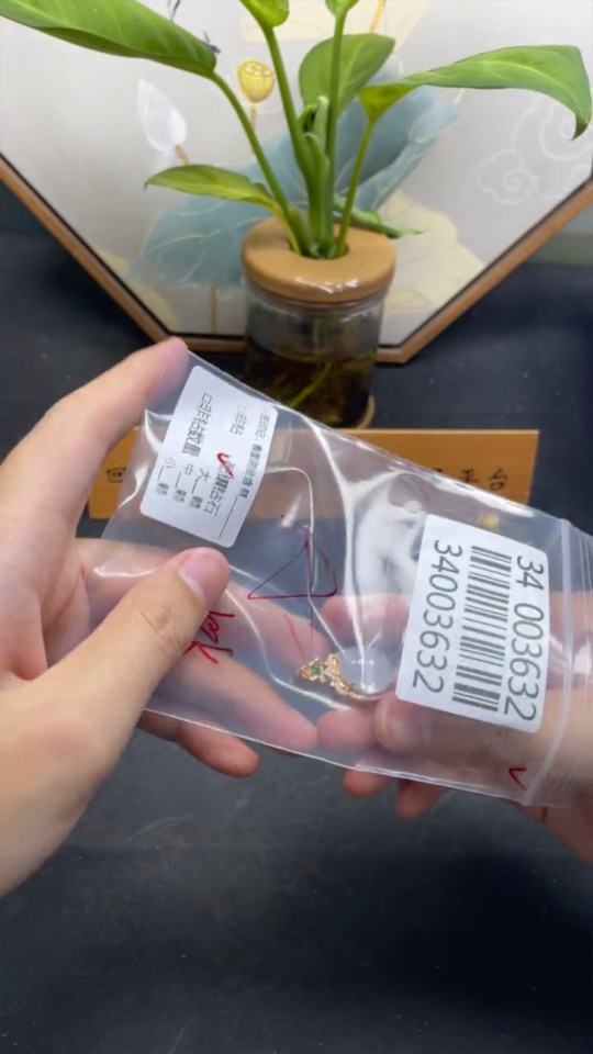 F34003632 Jadeite Cabochon Pendant with 18K Gold and Diamond Accents, Total Weight Approximately 7g