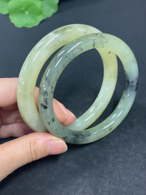 H41872472 岫玉（蛇纹石玉）圆条手镯    圈口61.3/61.1    货品总重约91.2g    含其他矿物成份