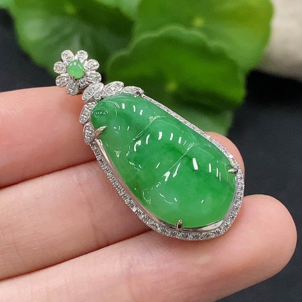 F35132141 Jadeite auspicious bean pendant with 18K gold and diamond accents, total weight approximately 5.38g