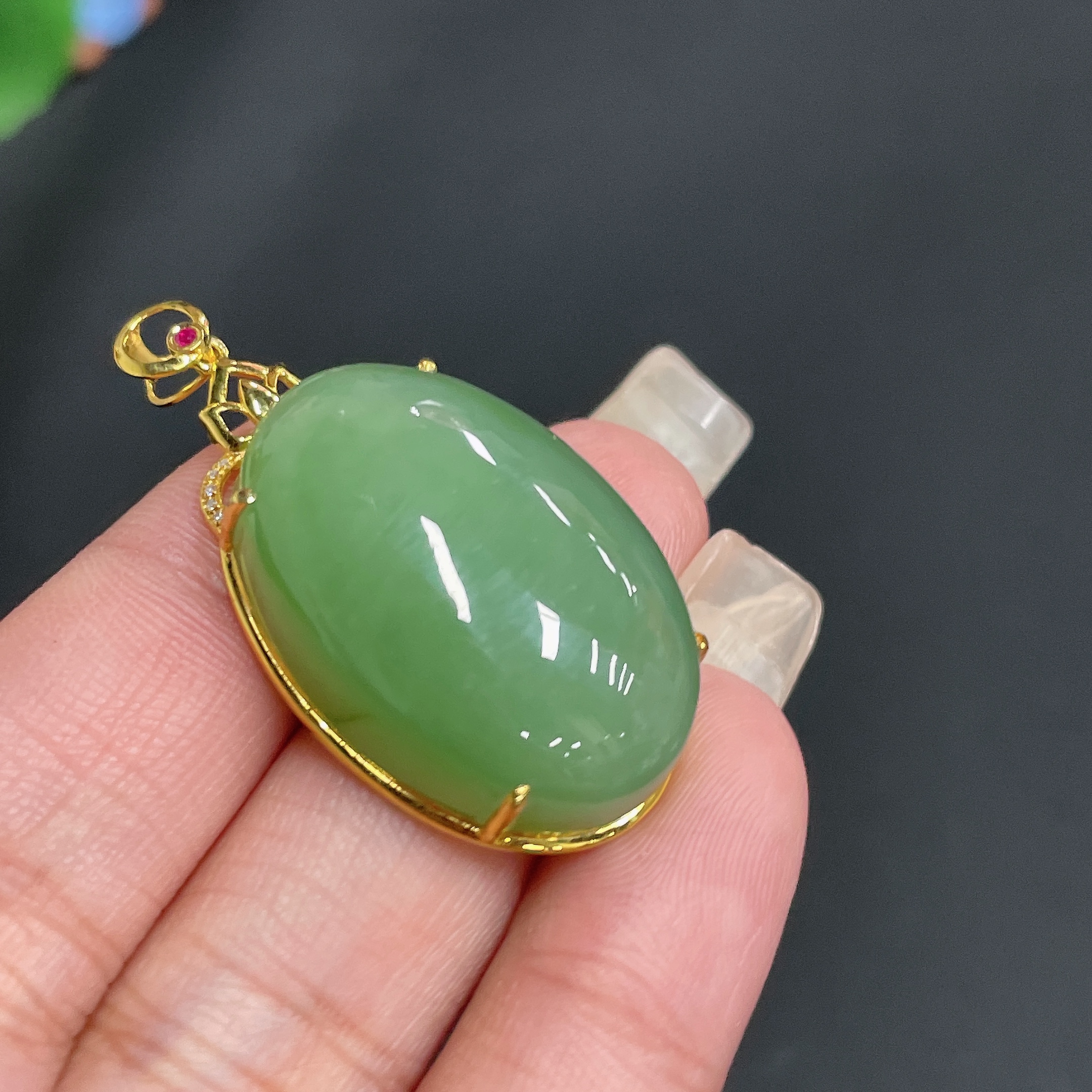 H23608744 Hetian Jade Cabochon Pendant with 18K Gold Setting, Total Weight Approx. 11.6g