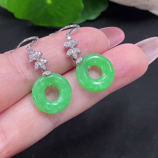 F34013417 Jadeite earrings pair 18K gold total weight approx. 4.5g (with diamond accents)