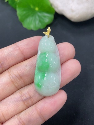 F46550995 翡翠挂件福豆 18k 货品总约重5.4g