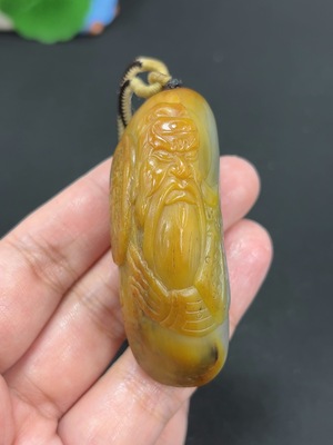 H44328373 和田玉挂件 关公 货品总重约【含绳】67.6g 皮色成因未定 含其他矿物成分