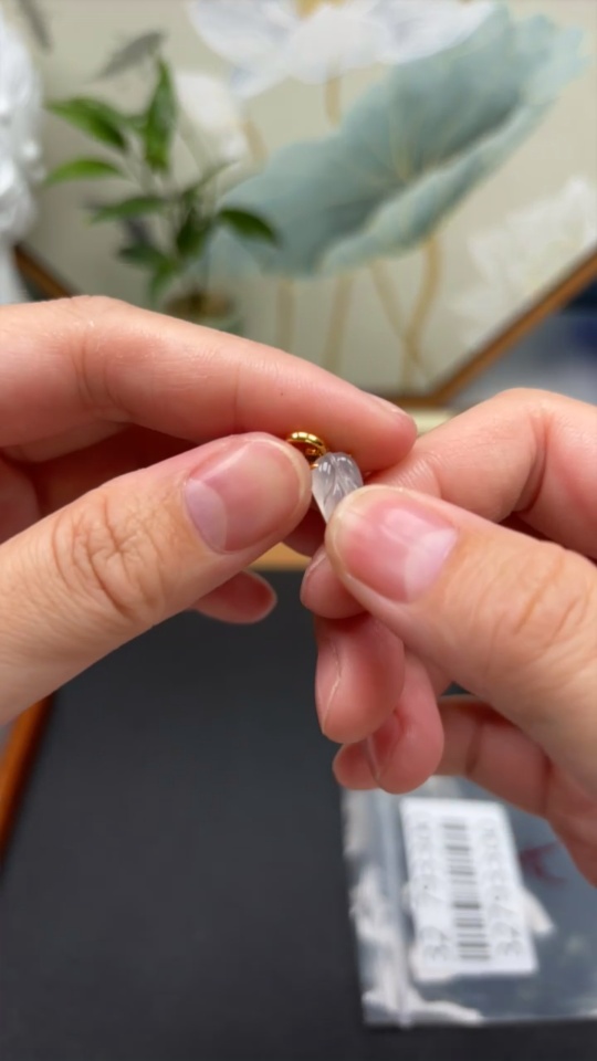 F32793300 Jadeite Leaf Pendant with 18K Gold Setting, Total Weight Approx. 1.4g