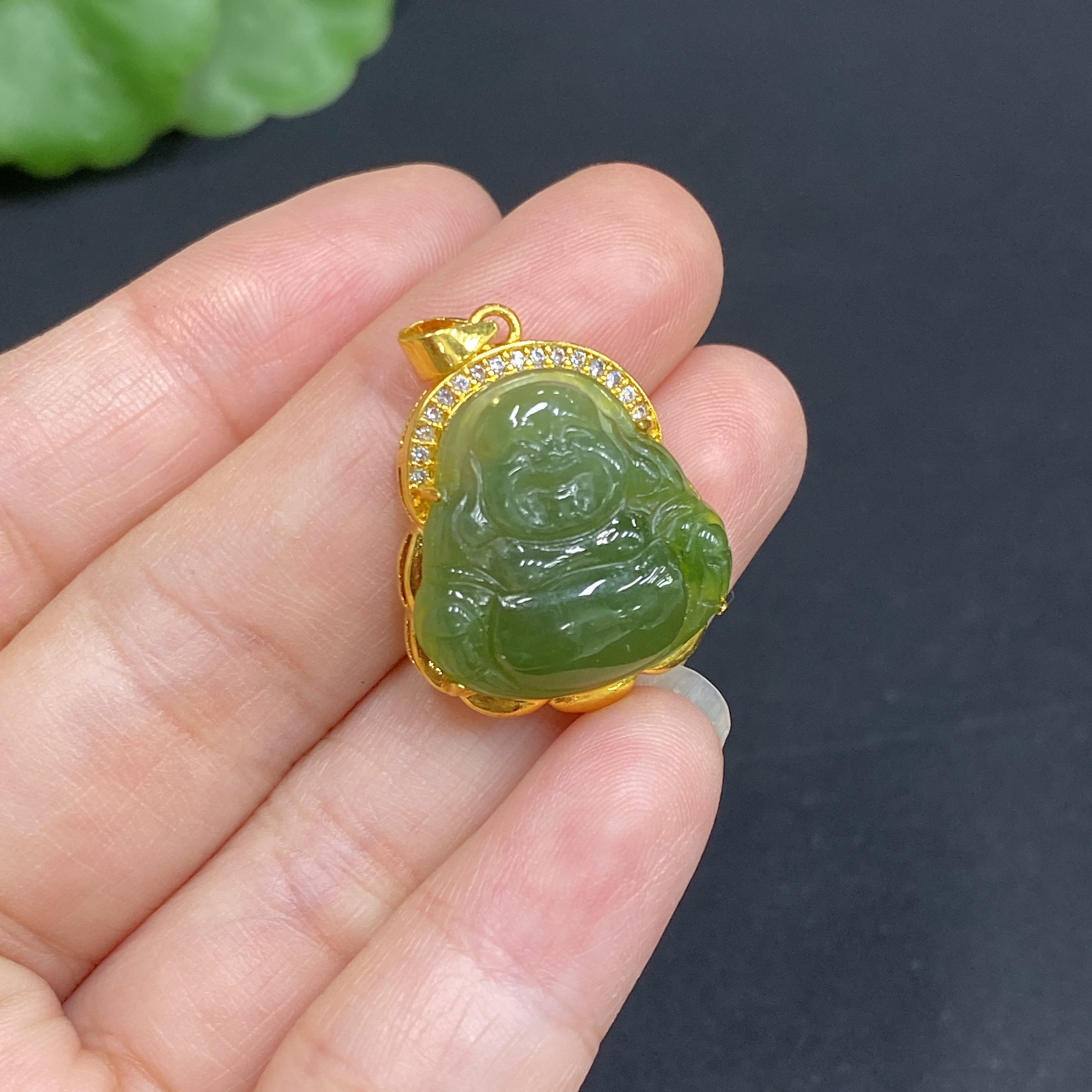 H34985945 Hetian Jade Jasper Inlaid Pendant, Buddha Figure, Total Weight Approx. 3.2g, Suspected Gold-Plated