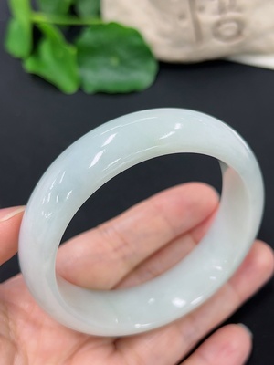 F46546254 翡翠正圈手镯 货品总重约71g   55.7圈口