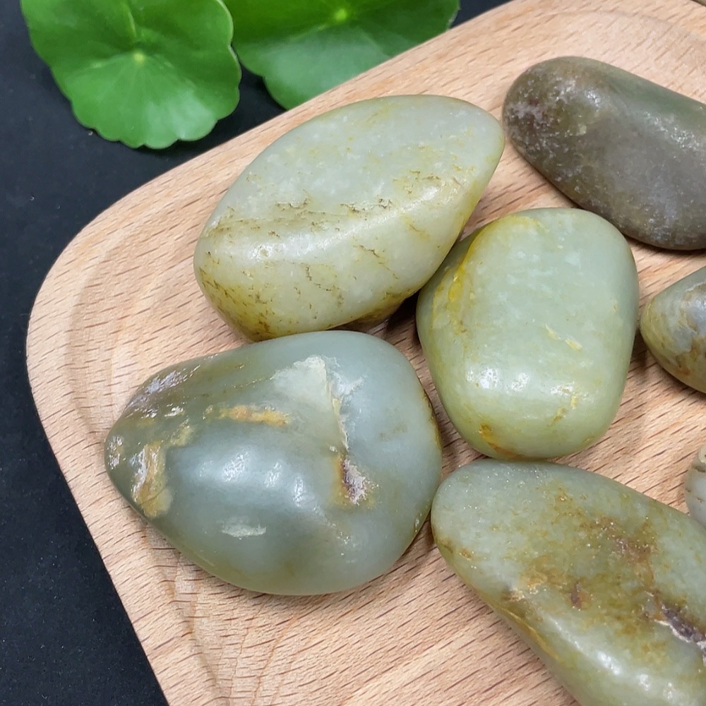 H35084811 Hetian Jade with undetermined skin color formation, total weight approximately 271.4g