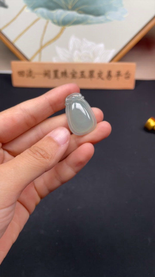 F27143498 Jadeite Blessing Shell Pendant