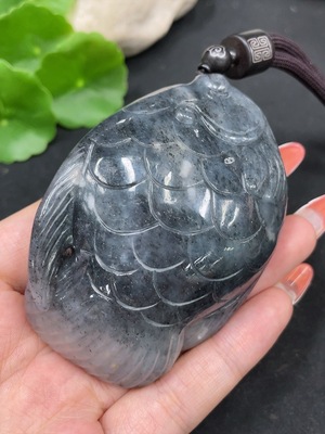 H35112781 和田玉手把件   年年有余       货品总重约（含绳）178.3g