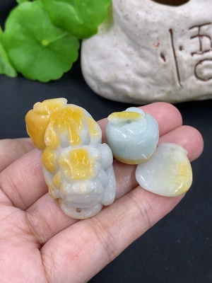 F46525170 翡翠挂件  一手走 货品总重约40.7g 颜色成因未定