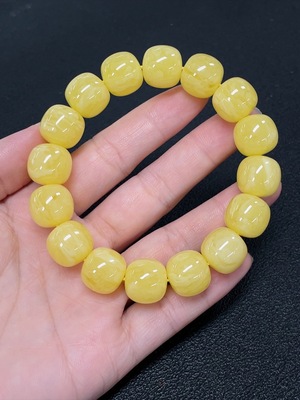 C43160788 琥珀蜜蜡手串  卡14mm左右  货品总重约26.06克