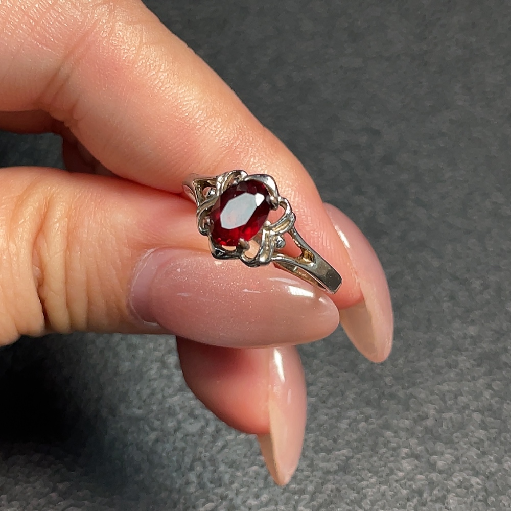 C34992487 Garnet Ring Non-Gold Total Weight Approx. 1.49g Size 14