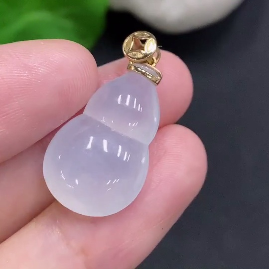 F33905930 Jadeite Gourd Pendant with 18k Gold Clasp, Total Weight Approximately 3.3g