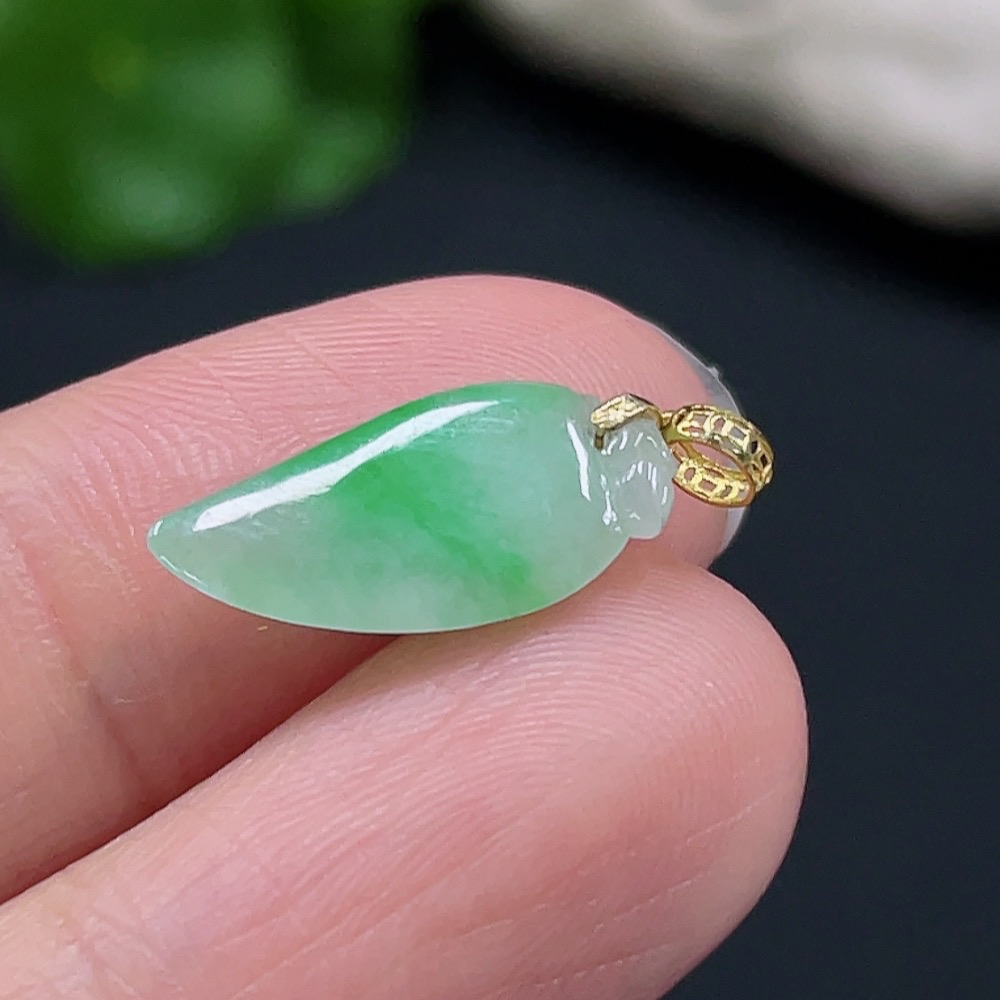 F26997750 Jadeite Auspicious Melon Pendant with 18K Gold Clasp, Total Weight Approx. 0.8g