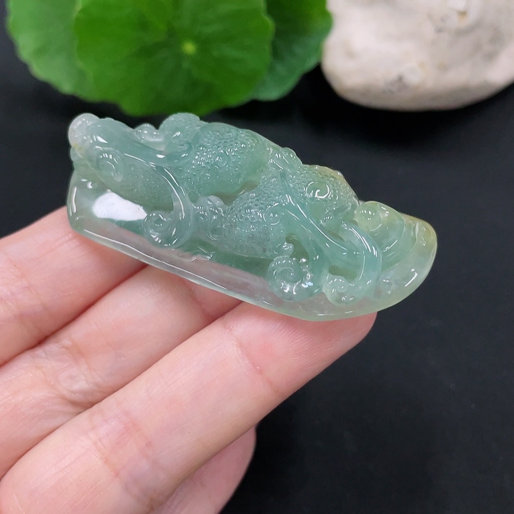 F34966674 Jadeite pendant with a total weight of approximately 25.7 grams (color origin of the yellow part undetermined)