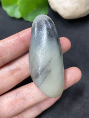 H42957382 和田玉 皮色成因未定  含其他矿物成分  货品总重约38.7g