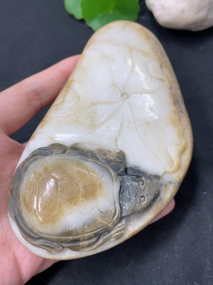 H42956623 和田玉手把件  长寿龟  皮色成因未定 含其他矿物成分 货品总重约439.2g