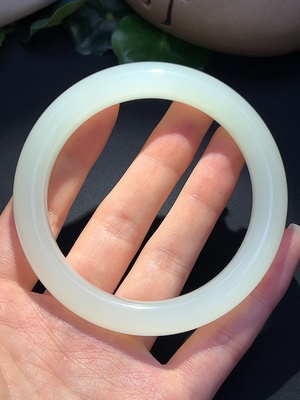 H46529219 和田玉正圈手镯 圈口60.7mm 总重约65.49g