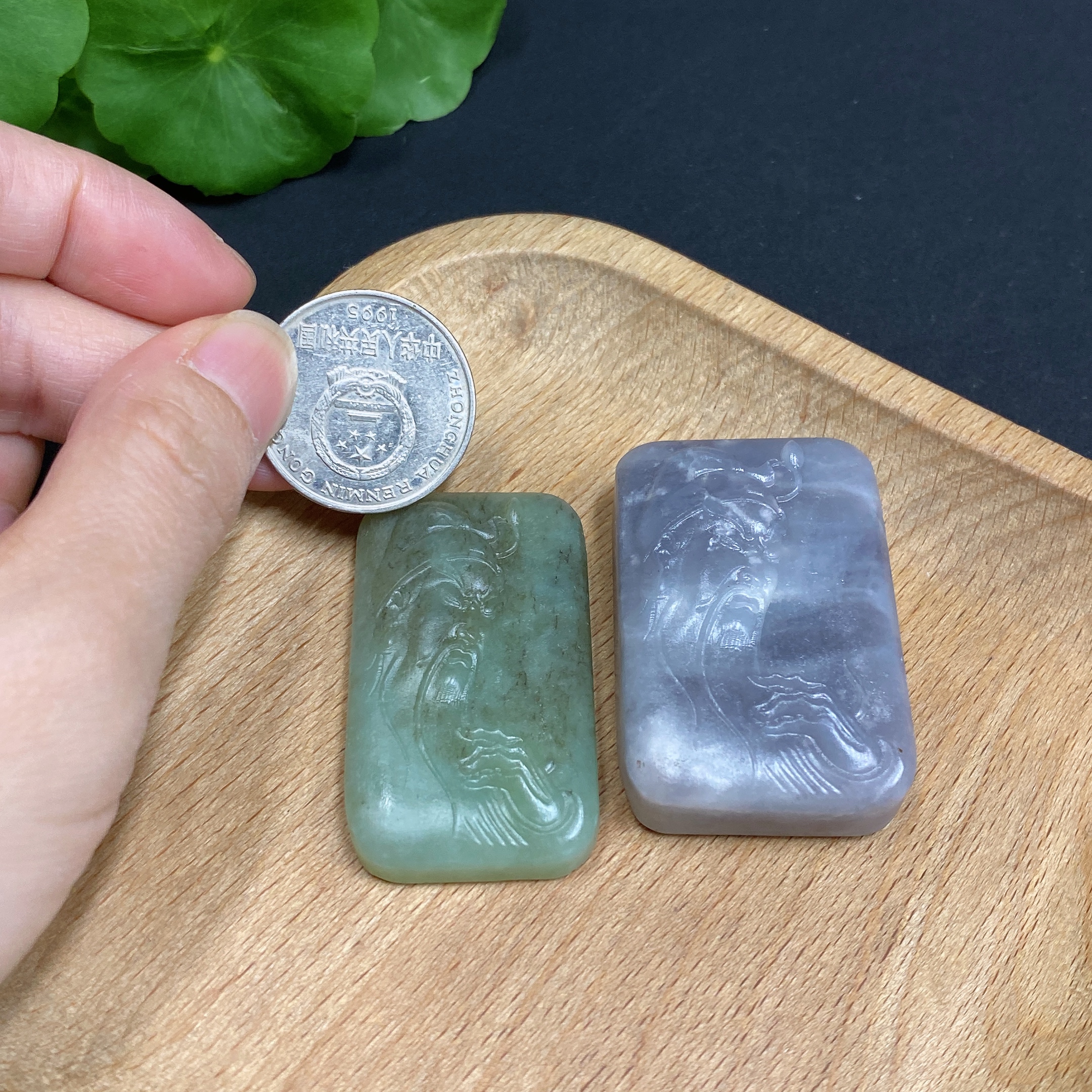 H33938705 Hetian Jade Pendant Guan Gongania玉石的货品名翻译成英文是：Hetian Jade Pendant Guan Gong Total Weight Approx. 67g